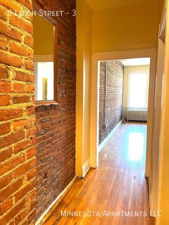 Building Photo - Spacious Loft Style Studio!