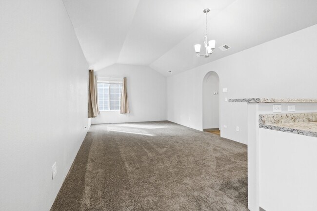 Sala de estar con techos abovedados - 6200 E Iliff Ave