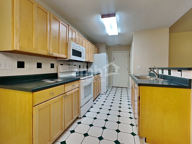 Foto del edificio - 682 Whippoorwill Dr