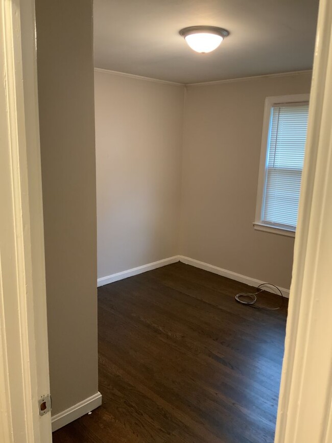 Building Photo - 3 bedroom 1 bath brick house off of farrow rd