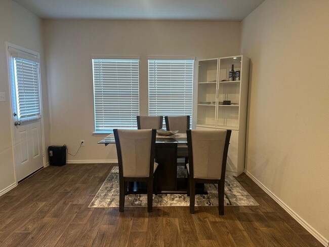Foto del edificio - 4 Bedroom Single Family Home in San Antonio