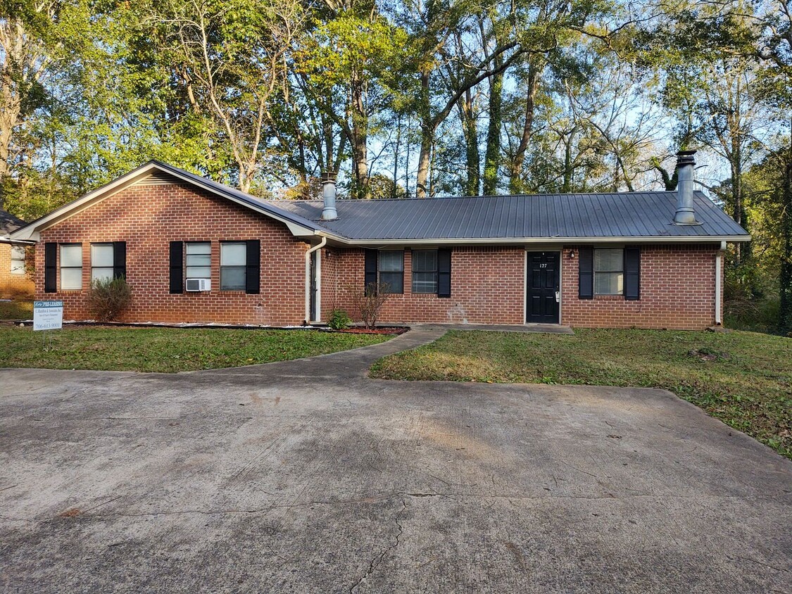 Primary Photo - Cute 2 bedroom duplex on quiet Eastside st...