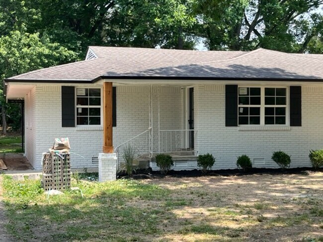 Building Photo - Completely Updated 2 Bedroom 1 Bath Duplex...