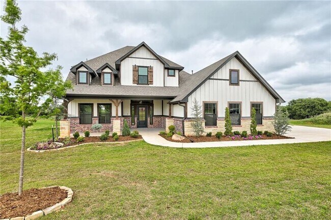 Foto del edificio - **Stunning 4 Bed, 4 Bath in Edmond Schools
