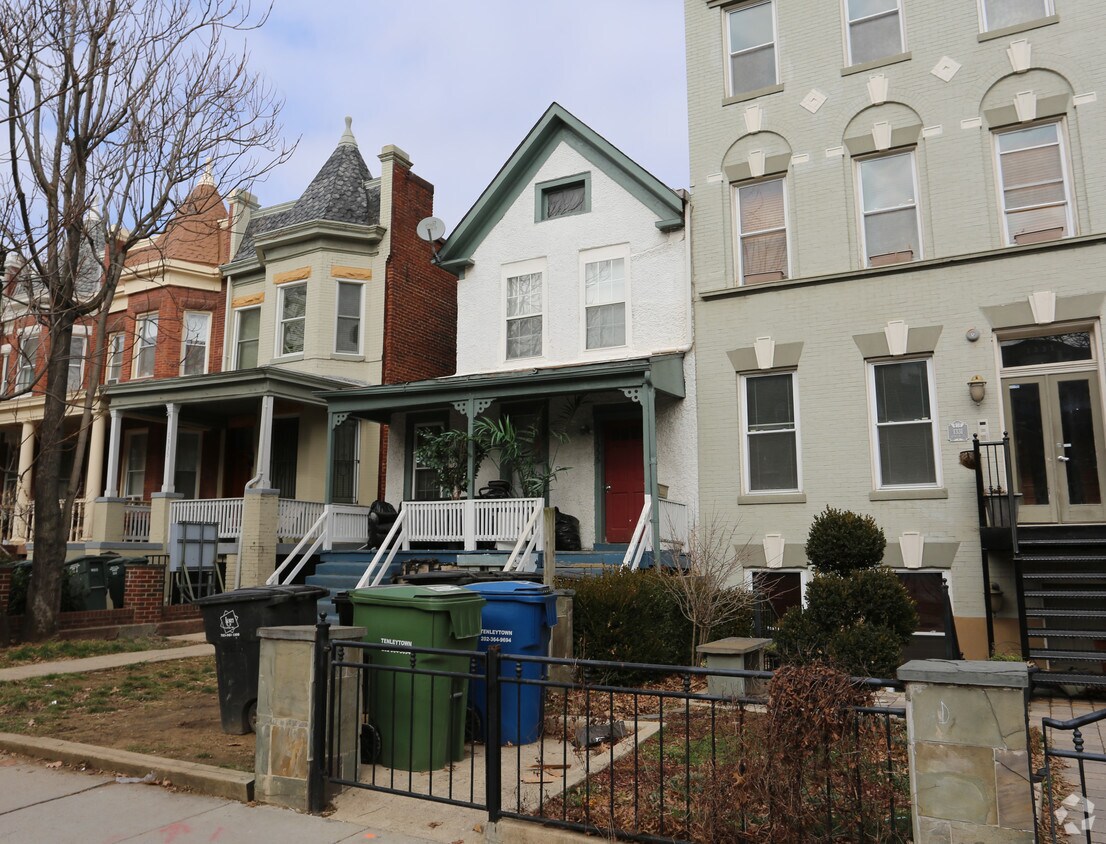 Building Photo - 1333 Kenyon St NW