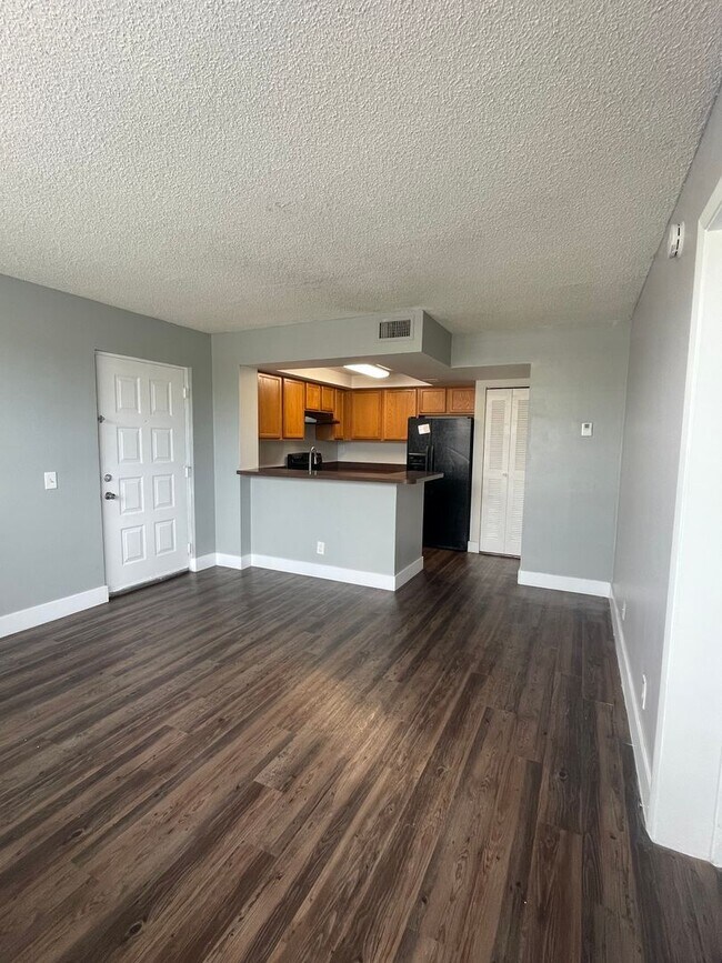 Foto del edificio - ONE BEDROOM ONE BATHROOM! WATERFRONT COMMU...
