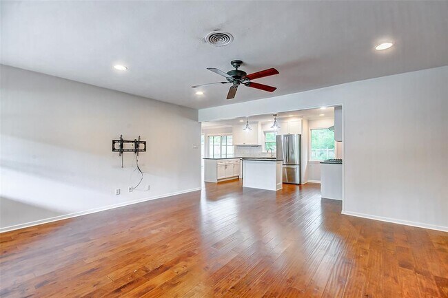 Building Photo - 515 Azaleadell Dr