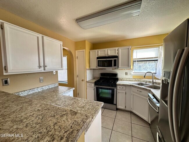 Building Photo - 7100 Oval Rock Dr