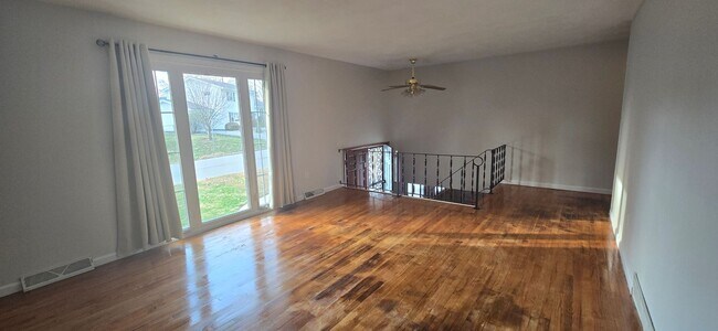 Building Photo - South Shores Reverse Bi Level