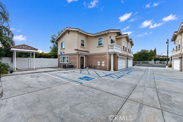 Foto del edificio - 7592 Artesia Blvd