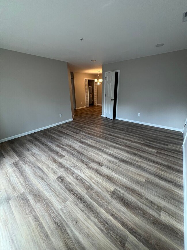 Foto del edificio - 3-Bedroom, 2-Bathroom Apartment on Bloomington's Eastside