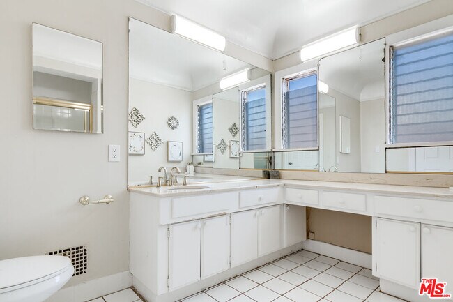 Foto del edificio - 137 Rexford Dr