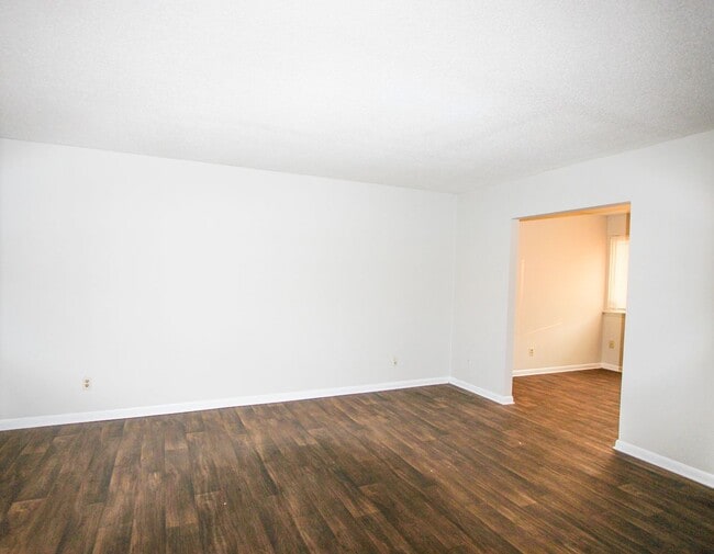 Building Photo - 2 bedroom, 2.5 bath townhouse-style condo ...