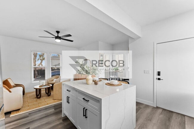 Building Photo - 832 Desty St