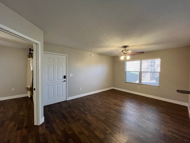 Foto del edificio - 555 E Silverado Ranch Blvd