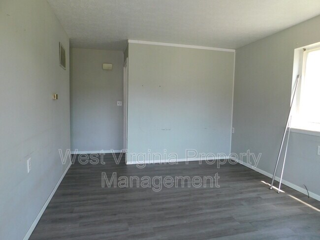 Building Photo - 130 Elm St