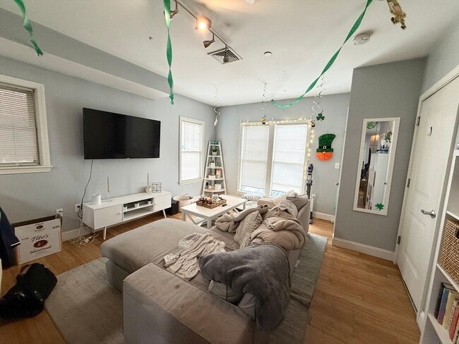 Building Photo - 195 W 3rd St