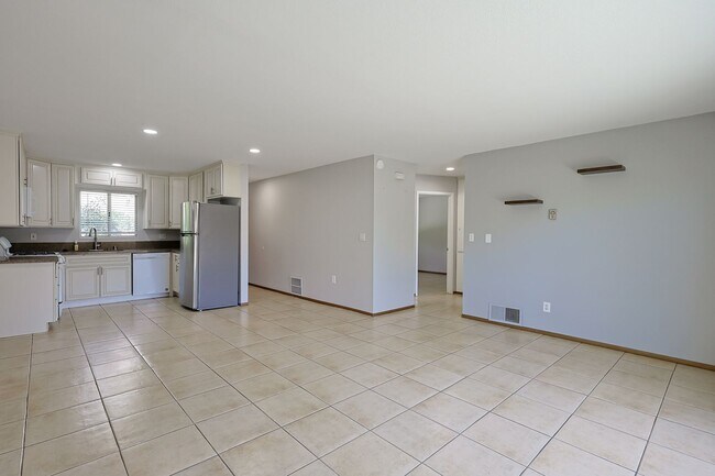 Foto del edificio - Spacious 2-Bed, 2-Bath Condo in Prime Nort...