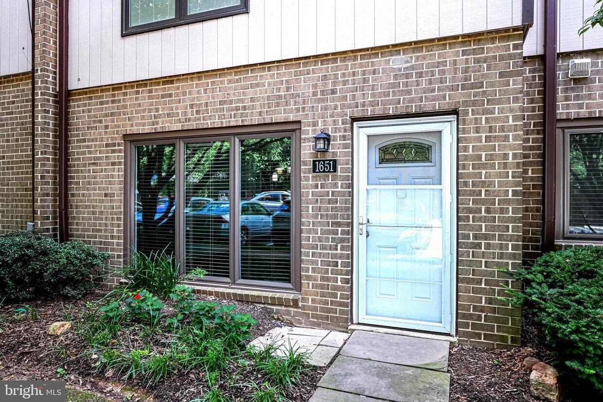 1651 Westwind Way, McLean, VA 22102 Townhome Rentals in McLean VA