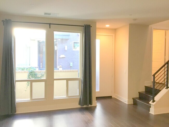 Foto del edificio - Mission Valley/Civita - Modern Townhome 3B...