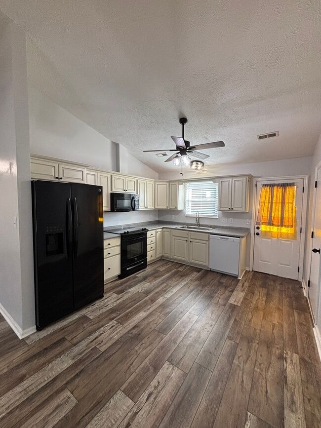 Building Photo - 3 Bedroom Home with Modern Updates & Small town Serenity!