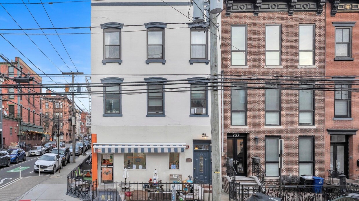 Primary Photo - 739 Bloomfield St