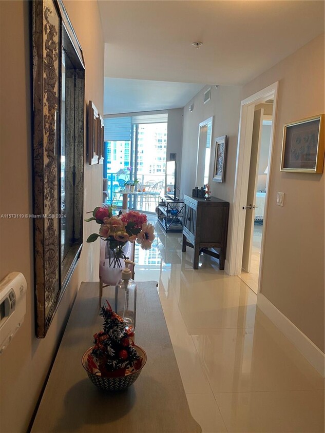 Foto principal - 17111 Biscayne Blvd