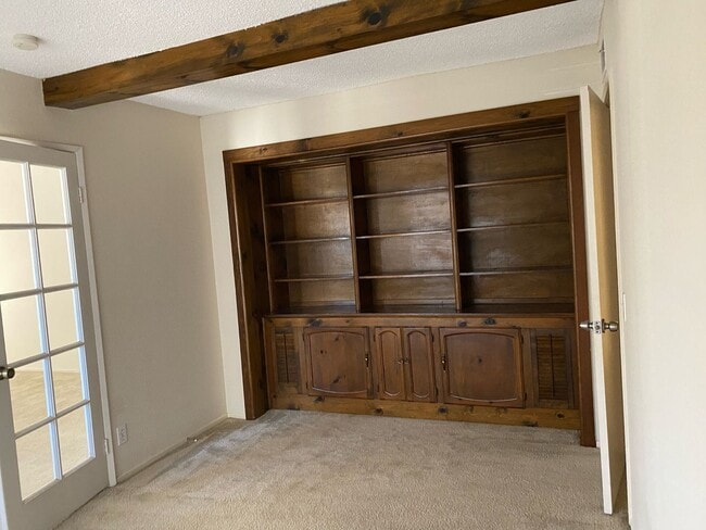 Building Photo - Great Phillips Ranch Home – 3+Office+2 - $...