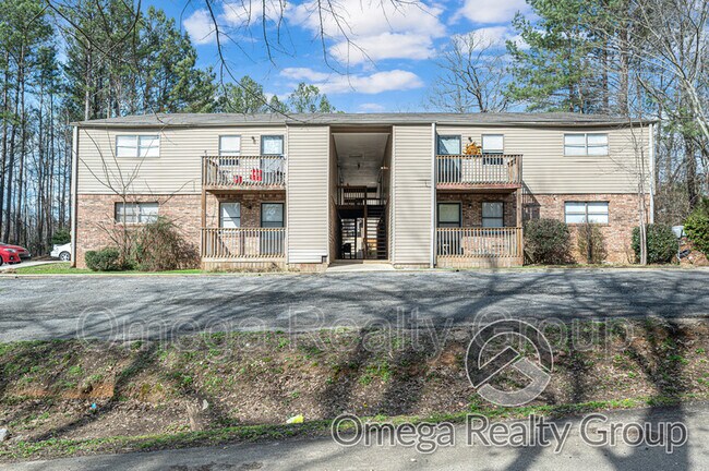 Building Photo - 400 7th St E