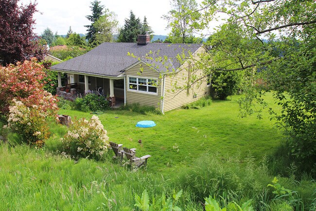 Foto del edificio - RENOVATED 3 BEDROOM SEATTLE HOME FOR RENT W LARGE, PRIVATE CORNER LOT!