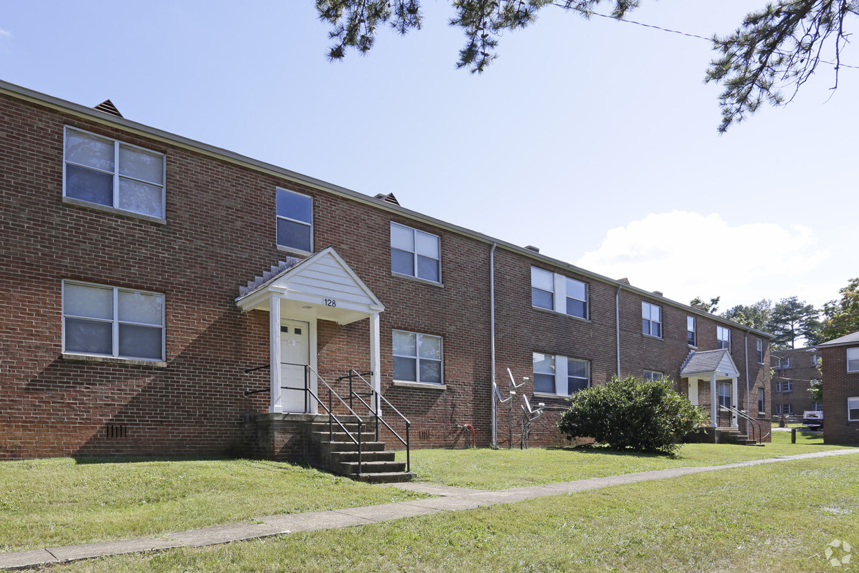 Primary Photo - Chapman Square Apartments