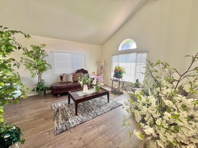 Building Photo - Spacious 5-Bed, 3-Bath Home in Rialto – Ve...