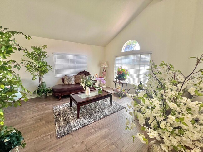Foto del edificio - Spacious 5-Bed, 3-Bath Home in Rialto – Ve...