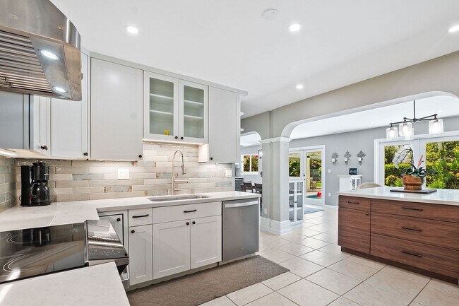 Foto del edificio - Stunning 4BR/3BA Pool Home with Outdoor Oa...