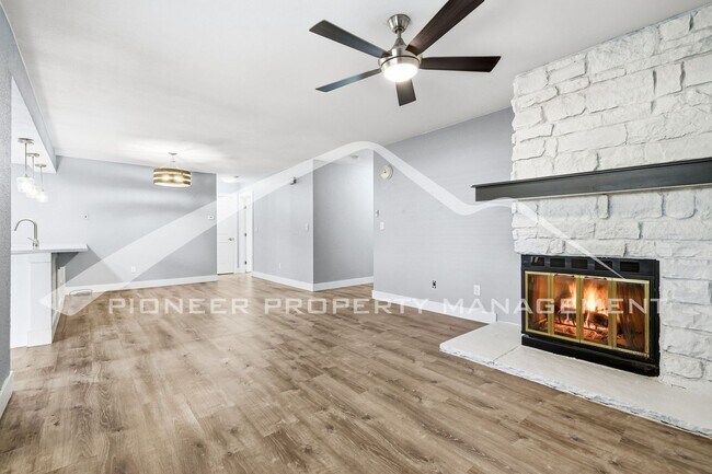 Building Photo - Gorgeous Condo with Washer/Dryer and Central AC