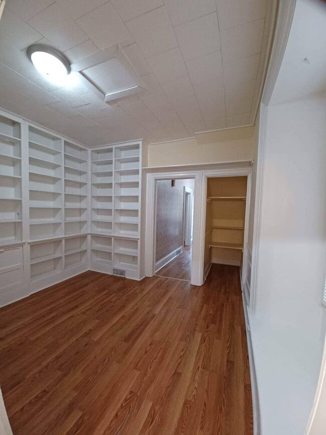 Building Photo - Very Large 3 Bedroom House with multiple B...