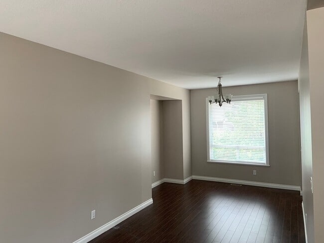 Building Photo - Spacious Family Upper Home