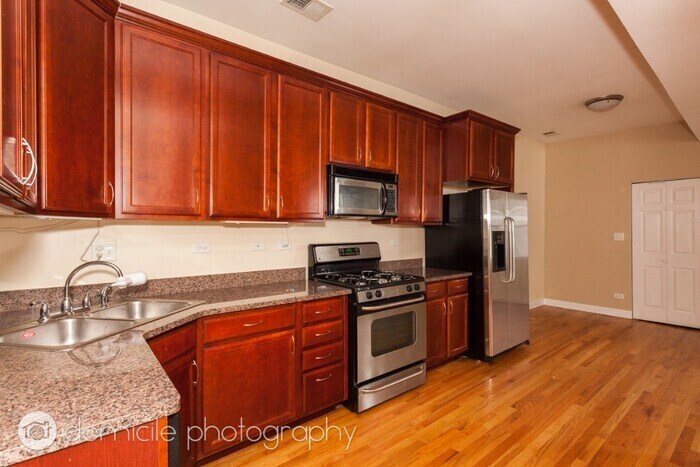 Primary Photo - 834 N Marshfield Ave