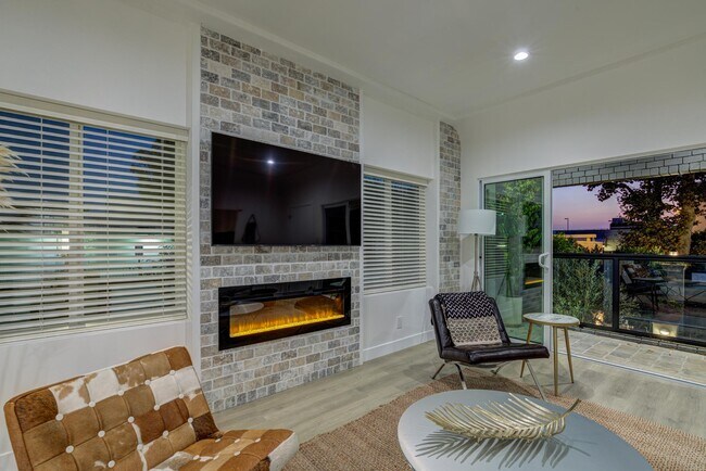 Building Photo - 714 N Kilkea Dr