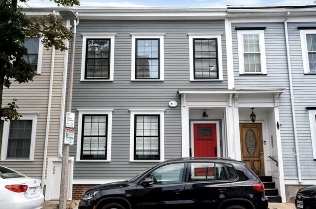 Building Photo - 142 W 8th St