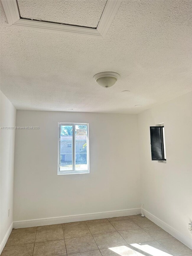 Building Photo - 2 bedroom in Hallandale FL 33009