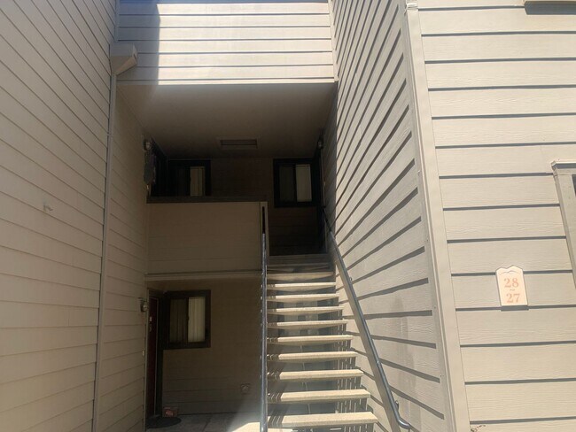 Foto del edificio - Beautiful upstairs condo with Washer and D...