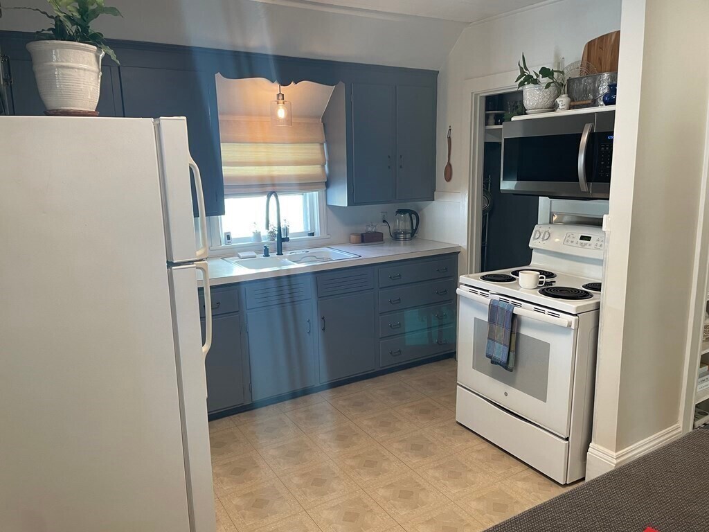 44 Howie St Unit 2, Melrose, MA 02176 Room for Rent in Melrose, MA