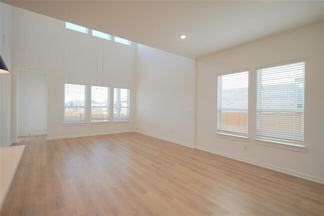 Foto del edificio - 1250 N Roger Hanks Pkwy
