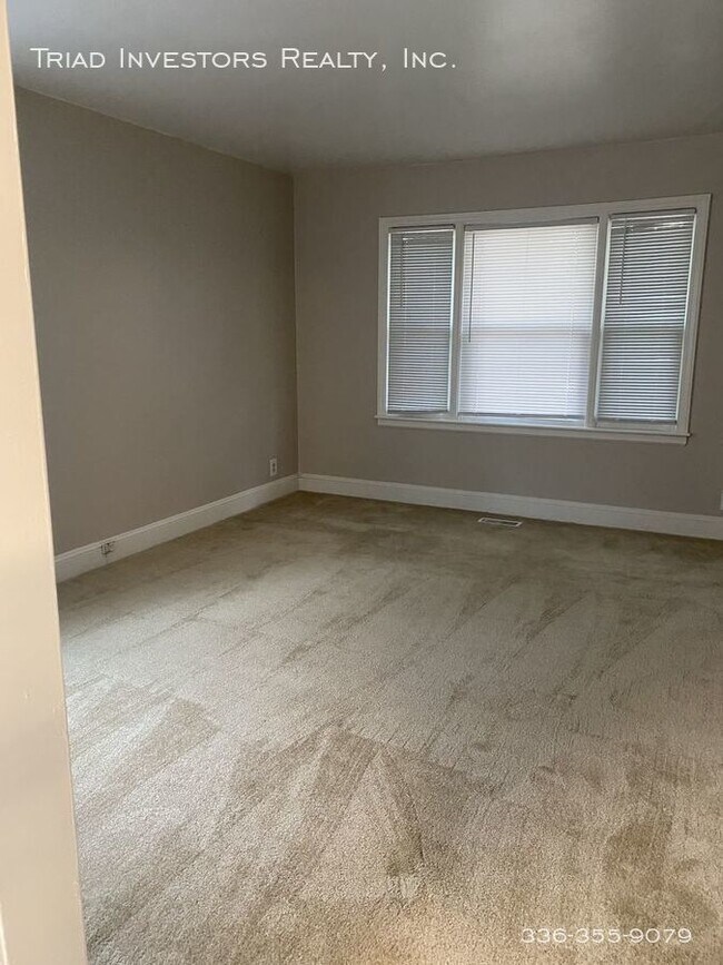 Building Photo - Charming two bedroom