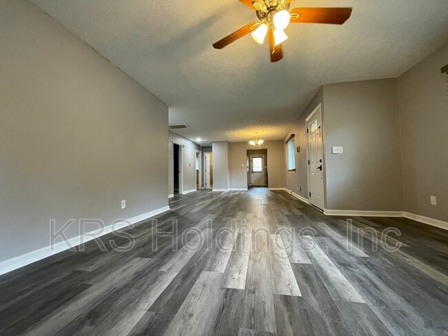 Building Photo - 9 Kingslee Ln