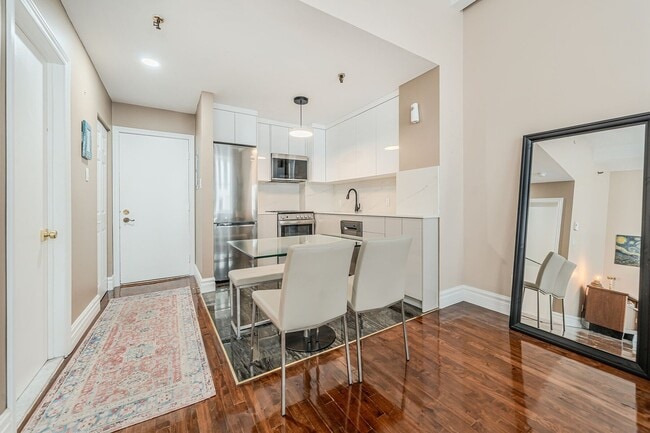 Building Photo - 204 Rue de l'Hôpital