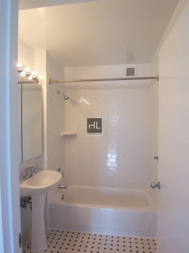 Building Photo - 1 bed Worth Street