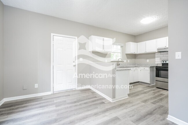 Building Photo - 924 E Dayton St