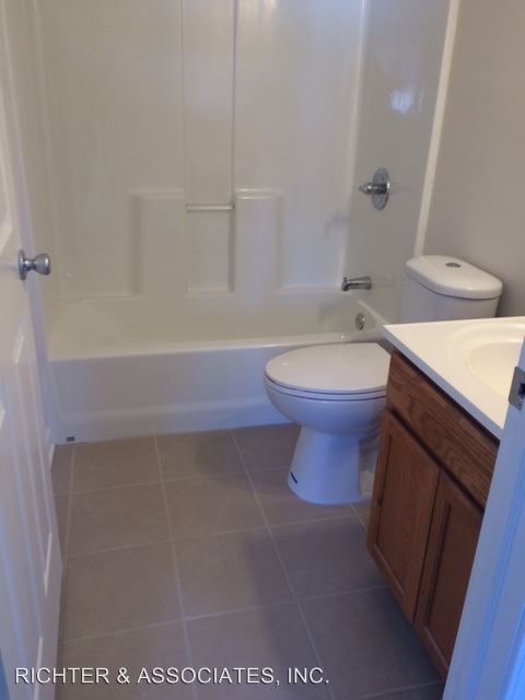 Building Photo - 9380 Valley View Dr